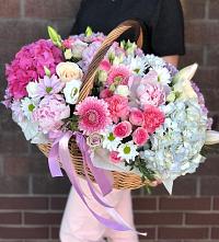 Цветочная композиция из Розы, Хризантемы, Пионы и Лизиантусы в корзине в Новочуртахе